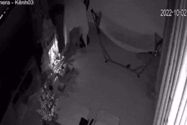 Clip: Tên trộm ngụy trang gây kinh hãi để tránh camera, vào nhà dân lấy đi nhiều tài sản