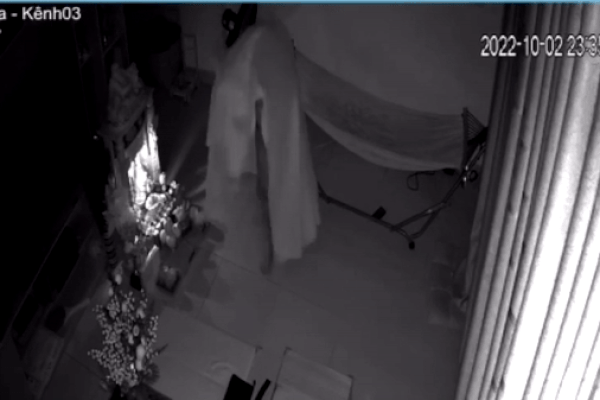 Clip: Tên trộm ngụy trang gây kinh hãi để tránh camera, vào nhà dân lấy đi nhiều tài sản