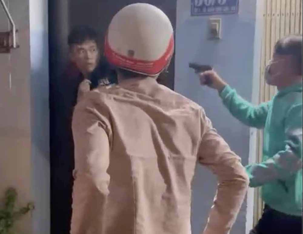 Xác minh clip thanh niên cầm súng doạ bắn người trong quán ăn-2