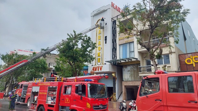 Cháy lớn quán karaoke ở Đà Nẵng, cảnh sát đục tường dập lửa-1