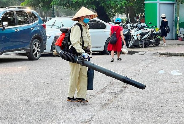 Chuyện lạ ở Hà Nội: Nhân viên vệ sinh thổi bụi, rác mù trời-1
