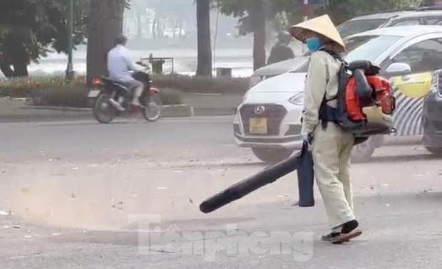 Chuyện lạ ở Hà Nội: Nhân viên vệ sinh thổi bụi, rác mù trời-3
