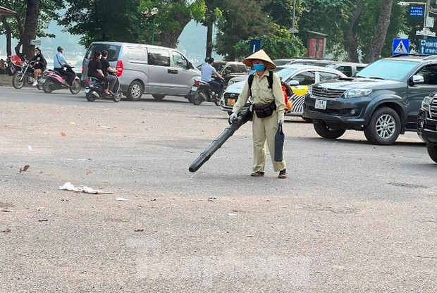 Chuyện lạ ở Hà Nội: Nhân viên vệ sinh thổi bụi, rác mù trời-6