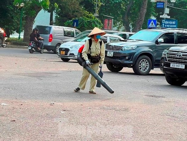 Chuyện lạ ở Hà Nội: Nhân viên vệ sinh thổi bụi, rác mù trời-7