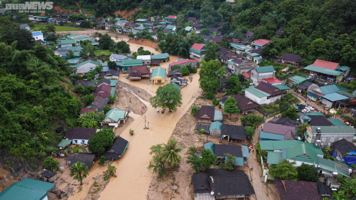 Hàng trăm xe máy được đào lên dưới lớp bùn sâu ở vùng rốn lũ Nghệ An-1