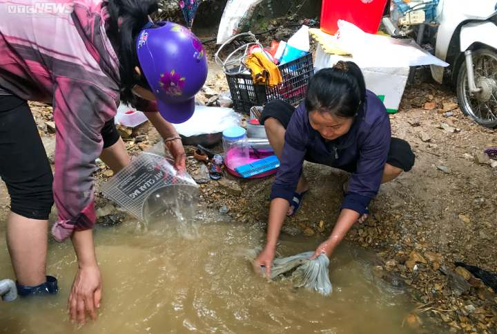 Hàng trăm xe máy được đào lên dưới lớp bùn sâu ở vùng rốn lũ Nghệ An-2