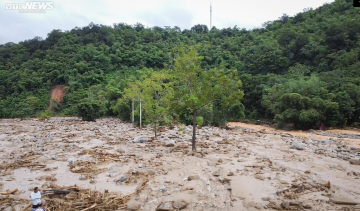 Hàng trăm xe máy được đào lên dưới lớp bùn sâu ở vùng rốn lũ Nghệ An-9