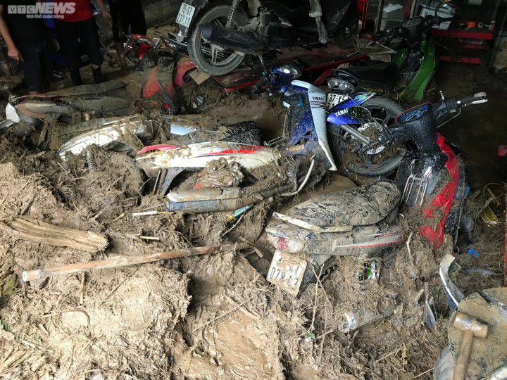 Hàng trăm xe máy được đào lên dưới lớp bùn sâu ở vùng rốn lũ Nghệ An-3