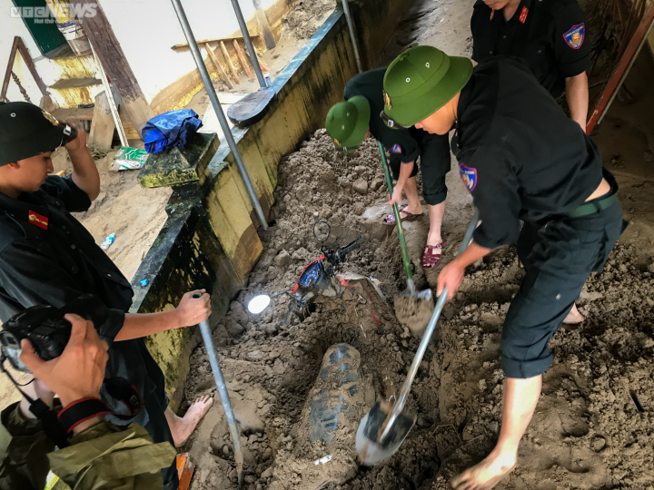 Hàng trăm xe máy được đào lên dưới lớp bùn sâu ở vùng rốn lũ Nghệ An-4