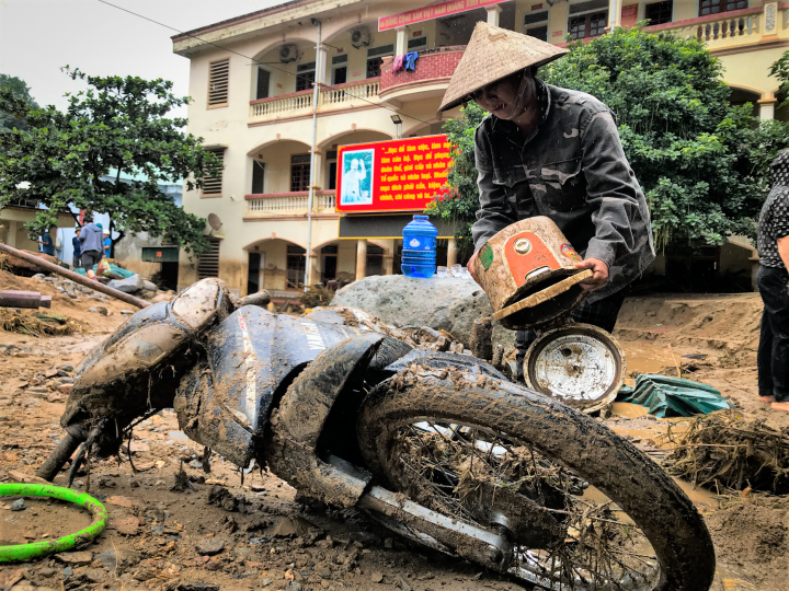 Hàng trăm xe máy được đào lên dưới lớp bùn sâu ở vùng rốn lũ Nghệ An-5
