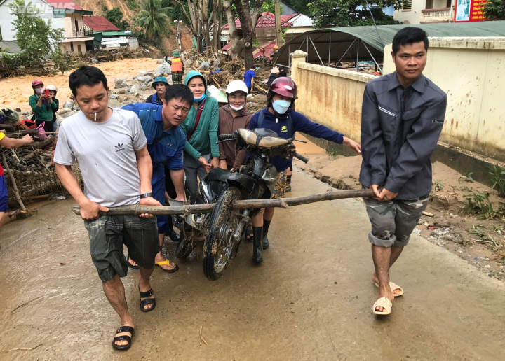 Hàng trăm xe máy được đào lên dưới lớp bùn sâu ở vùng rốn lũ Nghệ An-6
