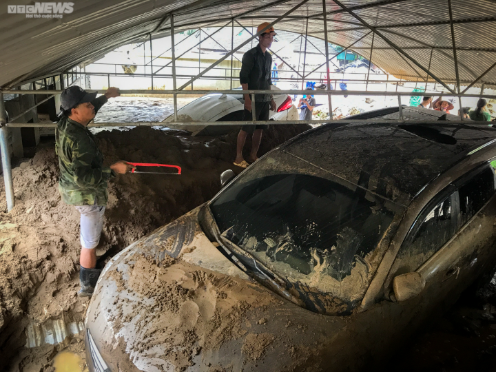 Hàng trăm xe máy được đào lên dưới lớp bùn sâu ở vùng rốn lũ Nghệ An-7