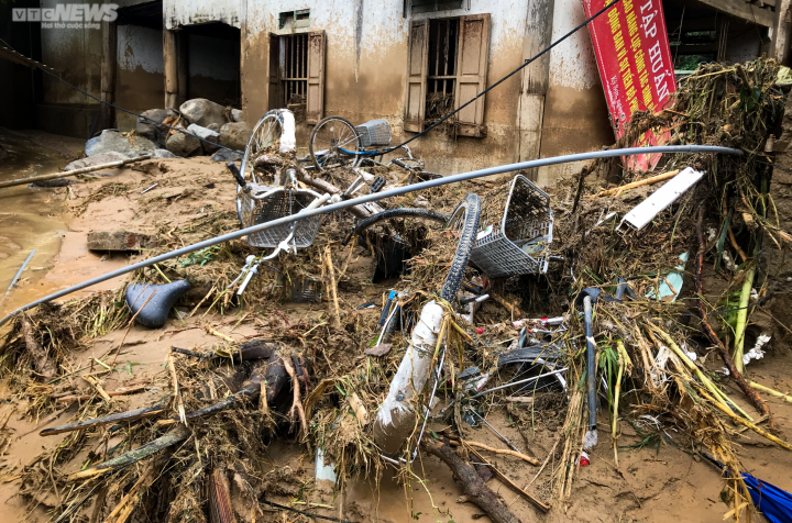 Hàng trăm xe máy được đào lên dưới lớp bùn sâu ở vùng rốn lũ Nghệ An-8