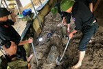 Hàng trăm xe máy được đào lên dưới lớp bùn sâu ở vùng rốn lũ Nghệ An