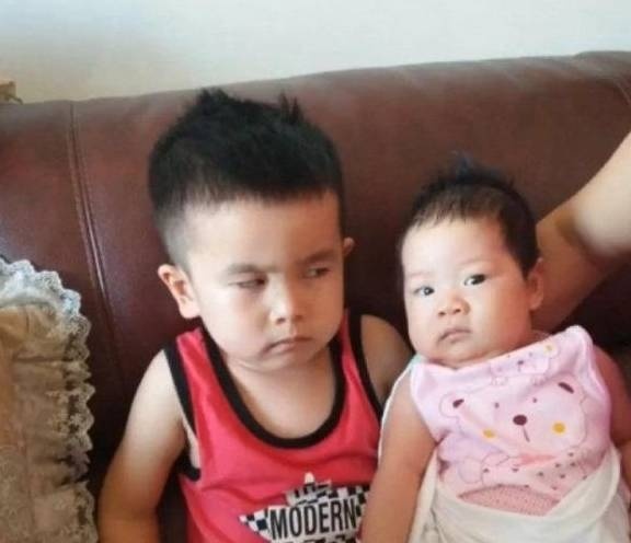 Tặng sinh nhật con trai bằng một em gái mới sinh, phản ứng của cậu bé khiến cả nhà vừa buồn cười vừa thương-2