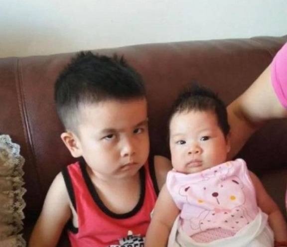 Tặng sinh nhật con trai bằng một em gái mới sinh, phản ứng của cậu bé khiến cả nhà vừa buồn cười vừa thương-1