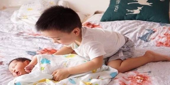 Tặng sinh nhật con trai bằng một em gái mới sinh, phản ứng của cậu bé khiến cả nhà vừa buồn cười vừa thương-3