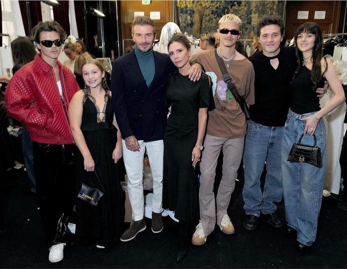 Victoria Beckham bị chỉ trích vì cho Harper mặc váy xẻ ngực-1