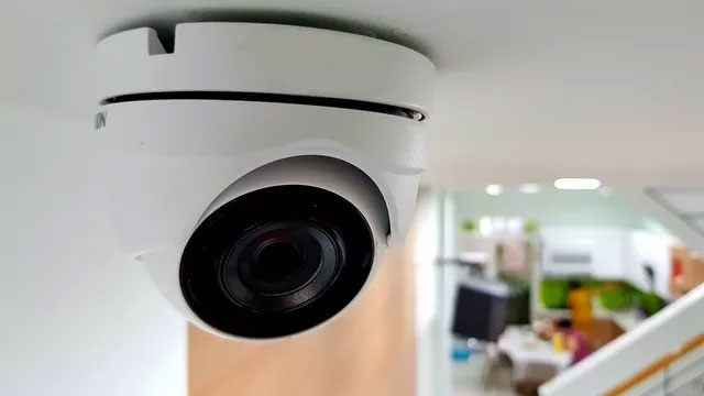 Chồng báo cảnh sát vì nghĩ vợ bị cưỡng hiếp khi một gã đàn ông lạ vào nhà lúc rạng sáng, khi sự thật phanh phui anh mới bất ngờ-1
