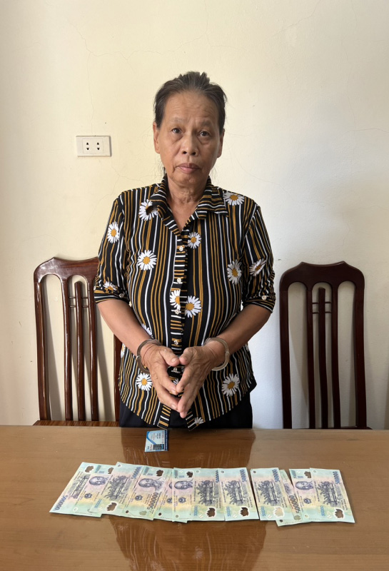 Con bị bắt vì lưu hành tiền giả, mẹ ở nhà phá két mang 2 tỷ tiền giả đi giấu-1
