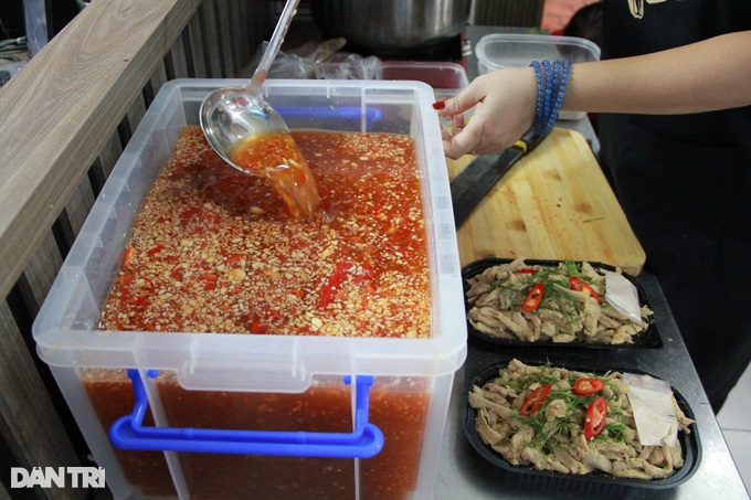 Món vịt tỳ bà độc lạ, kỳ công chế biến hơn 10 tiếng mới ra lò ở Hà Nội-6