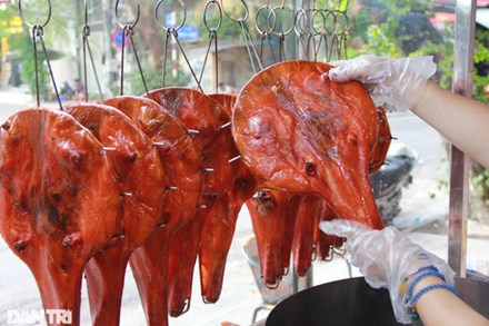 Món vịt tỳ bà độc lạ, kỳ công chế biến hơn 10 tiếng mới 'ra lò' ở Hà Nội