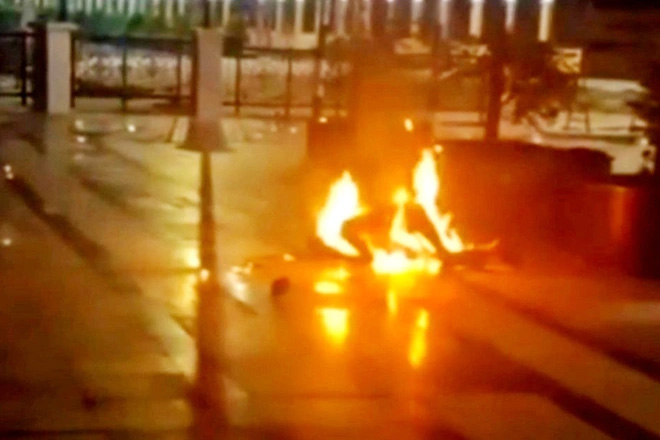 Người đàn ông bốc cháy như đuốc, nghi tự thiêu giữa phố đi bộ-1