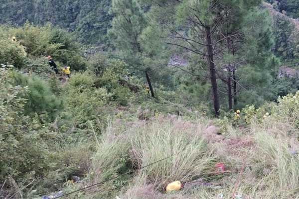 Xe buýt đám cưới lao xuống hẻm núi, 25 người thiệt mạng ở Ấn Độ-1