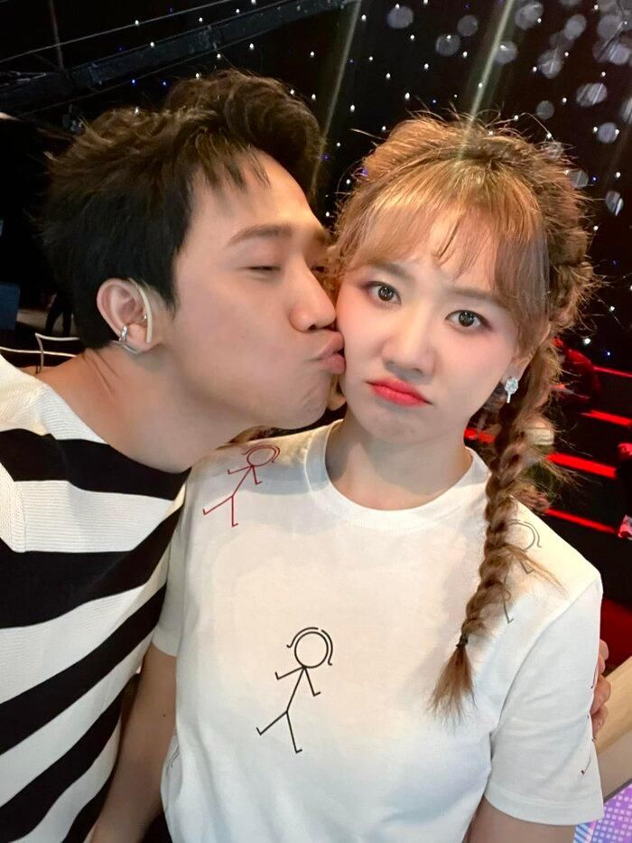 Ngẫu hứng nhảy nhót ở sân bay, vợ chồng Trấn Thành - Hari Won gây bão mạng xã hội-5