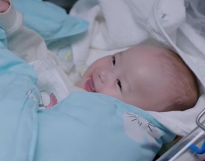 Tại sao trẻ sơ sinh thích nhìn chằm chằm vào mẹ? Hóa ra nguyên nhân liên quan đến cả sự phát triển não bộ-1