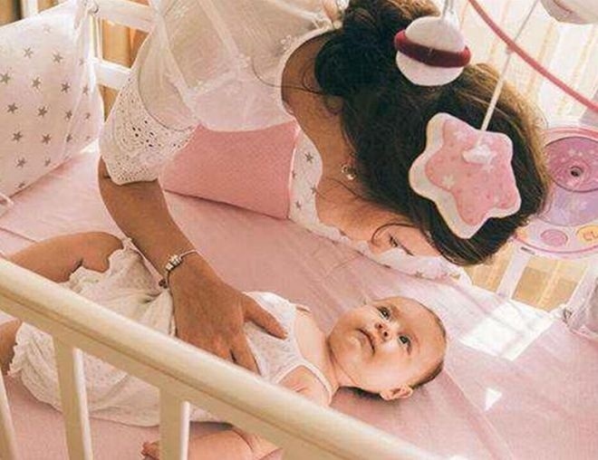 Tại sao trẻ sơ sinh thích nhìn chằm chằm vào mẹ? Hóa ra nguyên nhân liên quan đến cả sự phát triển não bộ-2