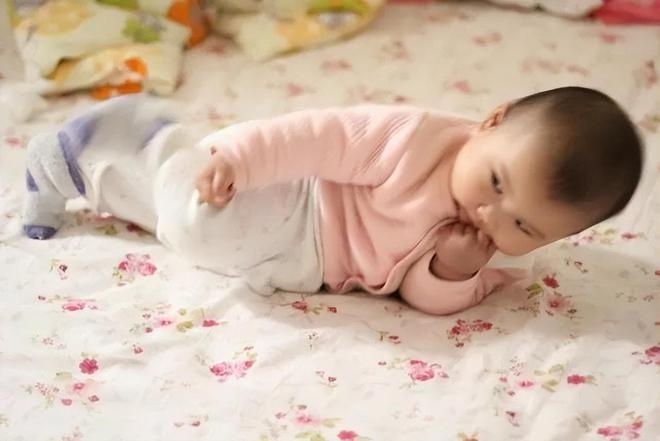 Tại sao trẻ sơ sinh thích nhìn chằm chằm vào mẹ? Hóa ra nguyên nhân liên quan đến cả sự phát triển não bộ-3