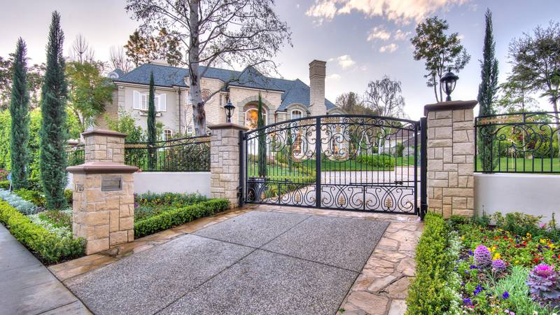 Biệt thự siêu sang dát vàng, có cả phòng chiếu phim của diễn viên Thành Long-1