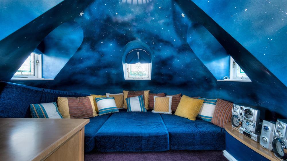 Biệt thự siêu sang dát vàng, có cả phòng chiếu phim của diễn viên Thành Long-8