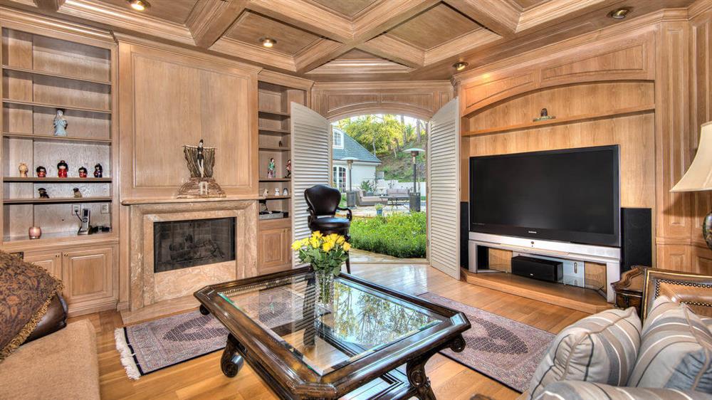 Biệt thự siêu sang dát vàng, có cả phòng chiếu phim của diễn viên Thành Long-13