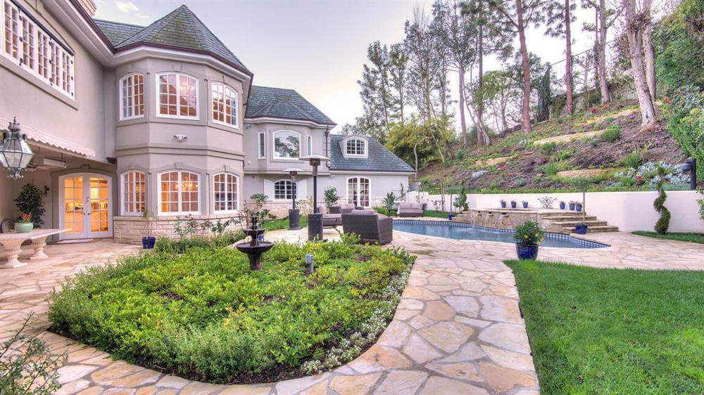 Biệt thự siêu sang dát vàng, có cả phòng chiếu phim của diễn viên Thành Long-15