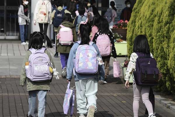 Kẻ cưỡng hiếp 11 trẻ vị thành niên bị cấm ra đường vào buổi sáng sau 15 năm ngồi tù-1