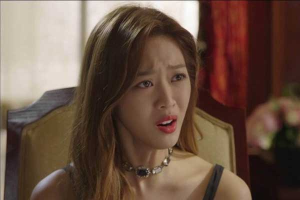 Bố chồng ghê gớm, mẹ chồng xét nét, con dâu sợ hãi chỉ biết khóc một mình-1