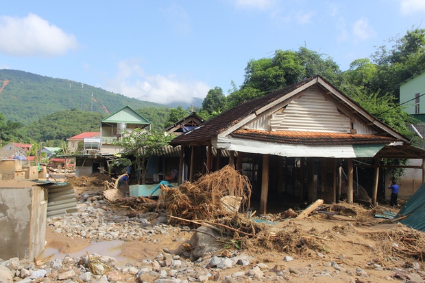 Thắt lòng cảnh mất con, cào bùn đất tìm tài sản bị lũ cuốn trôi ở Nghệ An: Cần lắm sự chia sẻ của cộng đồng-1