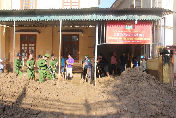 Thắt lòng cảnh mất con, cào bùn đất tìm tài sản bị lũ cuốn trôi ở Nghệ An: Cần lắm sự chia sẻ của cộng đồng-10
