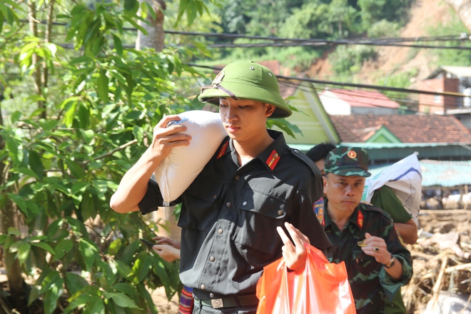 Thắt lòng cảnh mất con, cào bùn đất tìm tài sản bị lũ cuốn trôi ở Nghệ An: Cần lắm sự chia sẻ của cộng đồng-11
