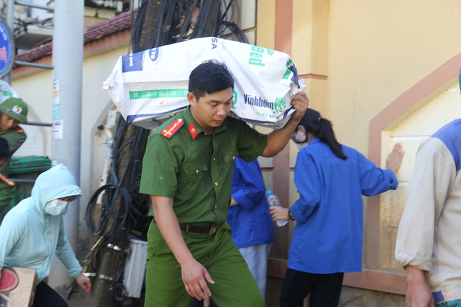 Thắt lòng cảnh mất con, cào bùn đất tìm tài sản bị lũ cuốn trôi ở Nghệ An: Cần lắm sự chia sẻ của cộng đồng-9