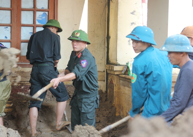 Thắt lòng cảnh mất con, cào bùn đất tìm tài sản bị lũ cuốn trôi ở Nghệ An: Cần lắm sự chia sẻ của cộng đồng-16