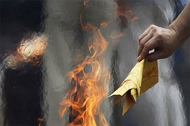 Ngỡ ngàng tôi vừa ra khỏi nhà người yêu, mẹ người yêu mang giấy ra đốt vía!-1