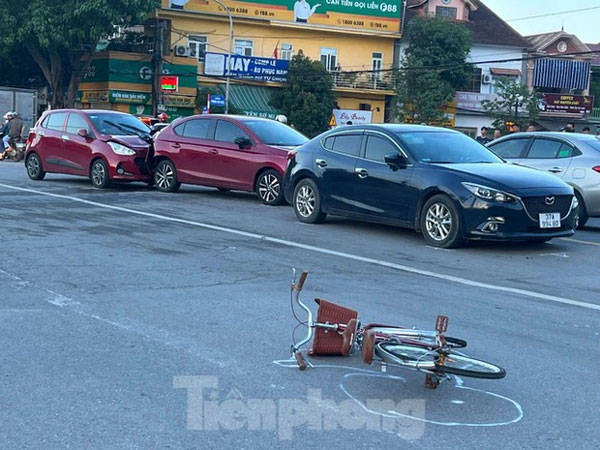 Ô tô gây tai nạn liên hoàn, 3 người phụ nữ đi xe đạp bị thương nặng-1