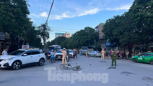 Ô tô gây tai nạn liên hoàn, 3 người phụ nữ đi xe đạp bị thương nặng-3