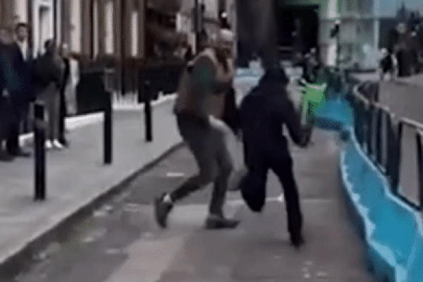 Video người đàn ông hạ gục tên cướp trên đường tẩu thoát