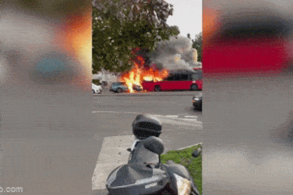 Clip: Ngọn lửa thiêu rụi xe buýt và ô tô sau va chạm trên đường