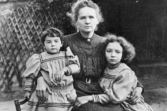 Cách dạy 2 con gái thành công của nữ bác học Marie Curie