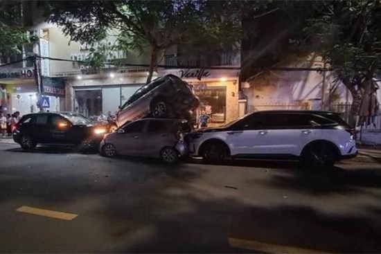 Ô tô chồng lên nhau sau cú tông liên hoàn ở Nha Trang: Công an truy tìm tài xế